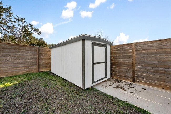 Building Photo - 624 S Old Stagecoach Rd