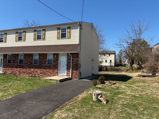 Building Photo - Renovated 3 Bed Twin Home for Rent