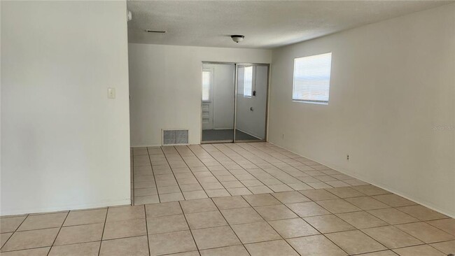 Building Photo - 565 3rd Ave