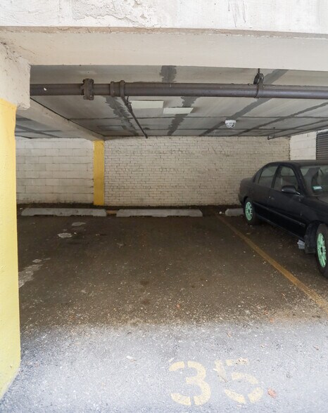 Building Photo - 1064 W Catalpa Ave