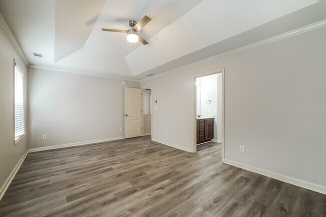 Building Photo - 233 Logan Creek Ln