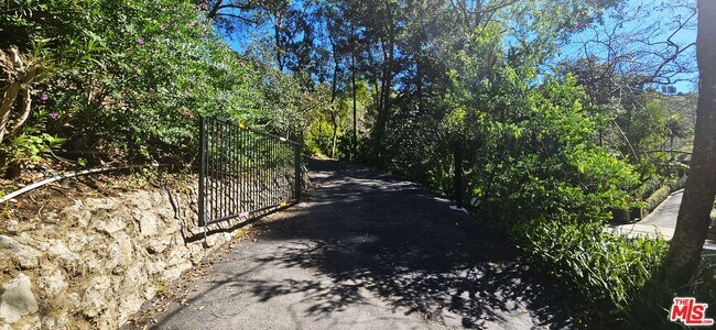 Building Photo - 7503 Willow Glen Rd