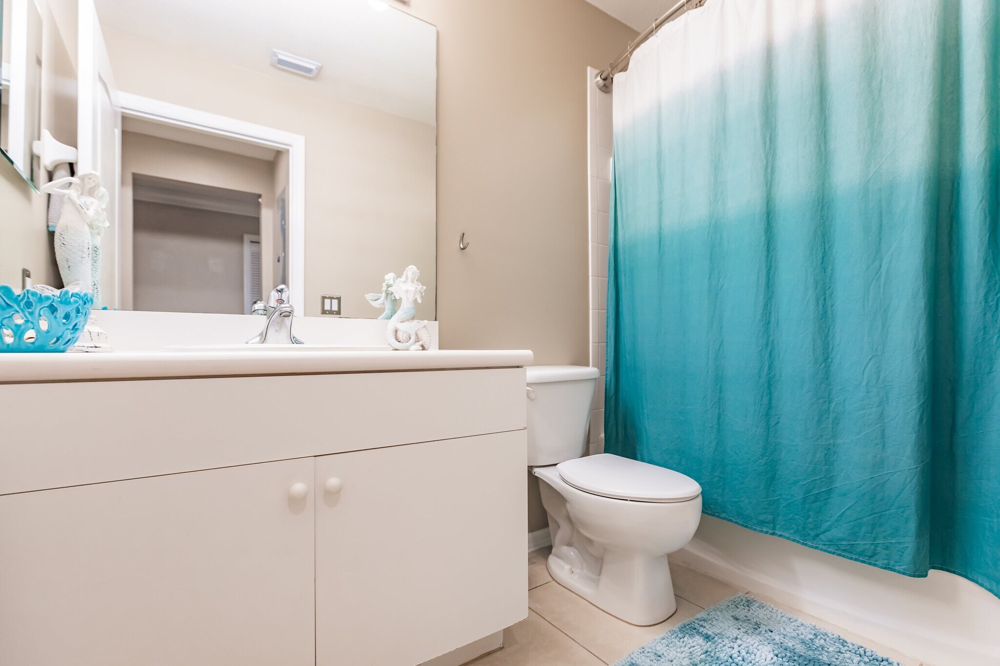 Guest bath w/tub. - 8331 Whiskey Preserve Cir