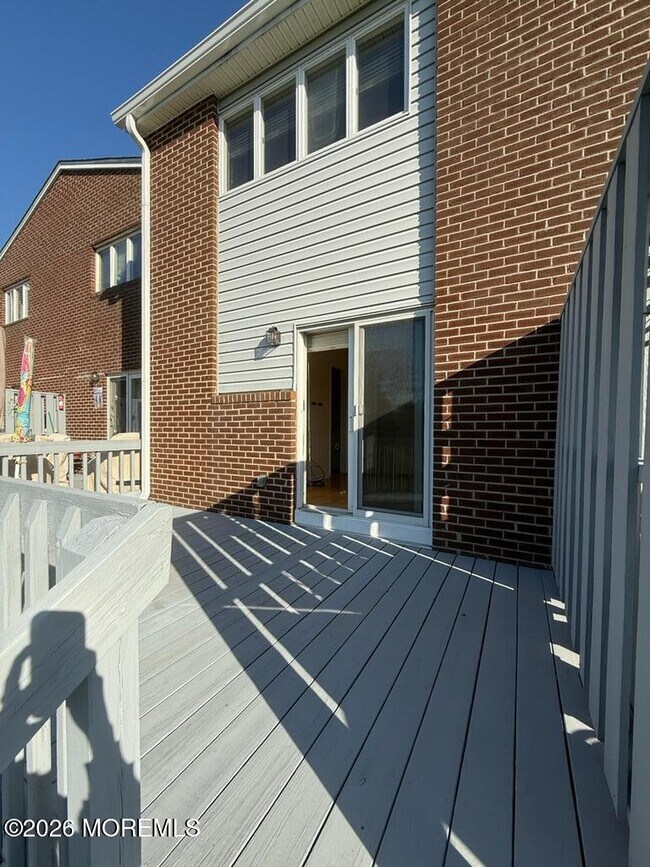 Building Photo - 25 Meadow Ave