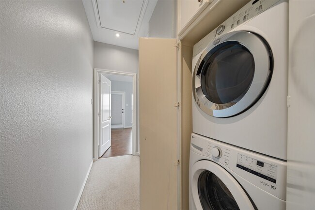 Building Photo - 16 Regency Pt