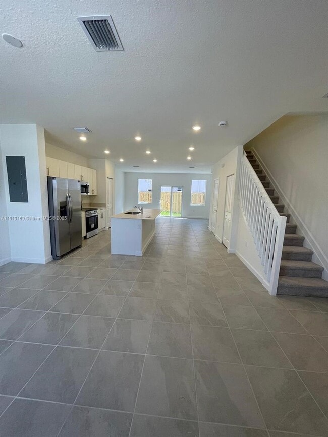 Building Photo - 1076 SE 2nd St