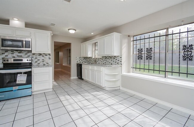 Building Photo - 9334 Golden Wood Ln