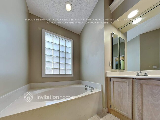 Building Photo - 13297 Emerald View Ct