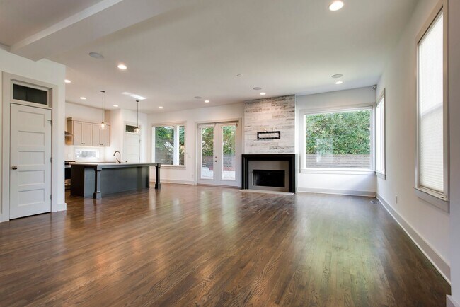 Building Photo - Beautiful Green Hills 4 BD 3 1/2 BA Home W...