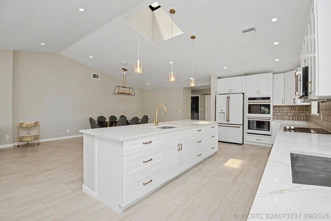 Building Photo - 21460 Laguna Dr