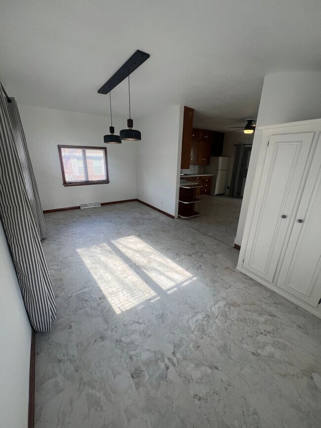 Building Photo - Charming Main Floor Apartment – 2 Bed, 1 B...