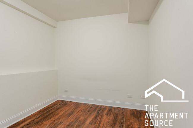 Building Photo - 3023 N Oakley Ave