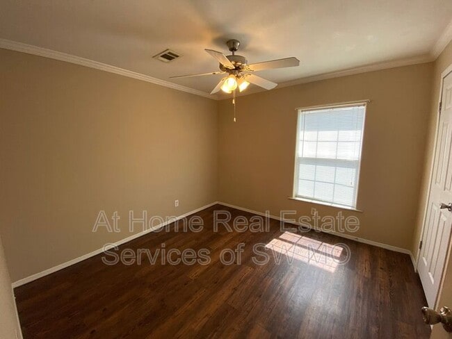 Building Photo - 501 W Warren Ave