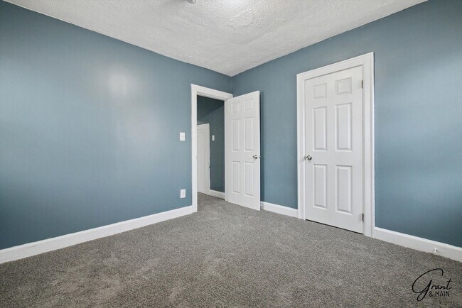 Building Photo - 4 bedroom $1300