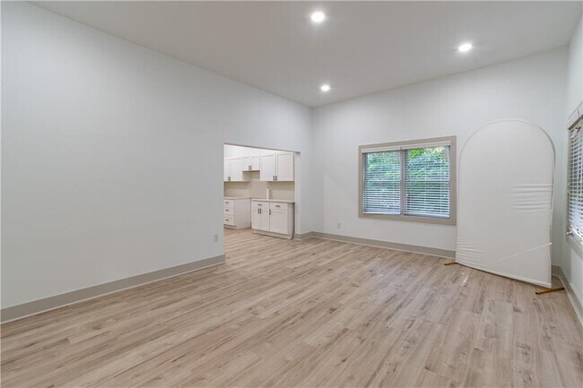 Building Photo - 651 Briarleigh Way