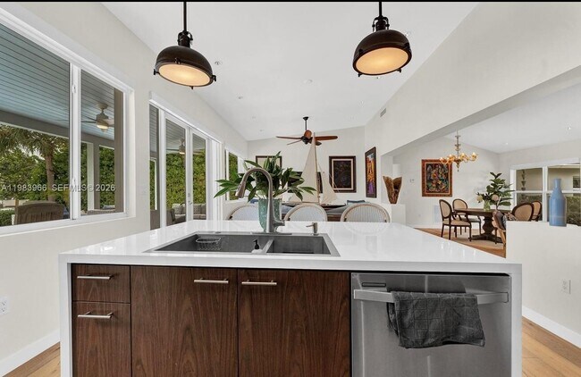 Building Photo - 1150 NE 91st St