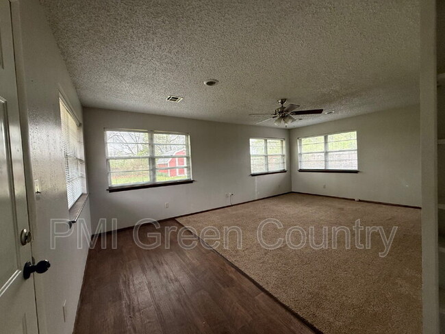 Building Photo - 615 Cumberland Dr