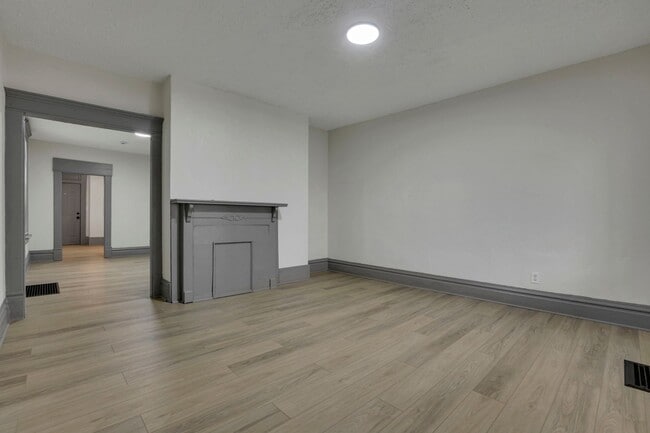 Building Photo - 112 S Cypress Ave