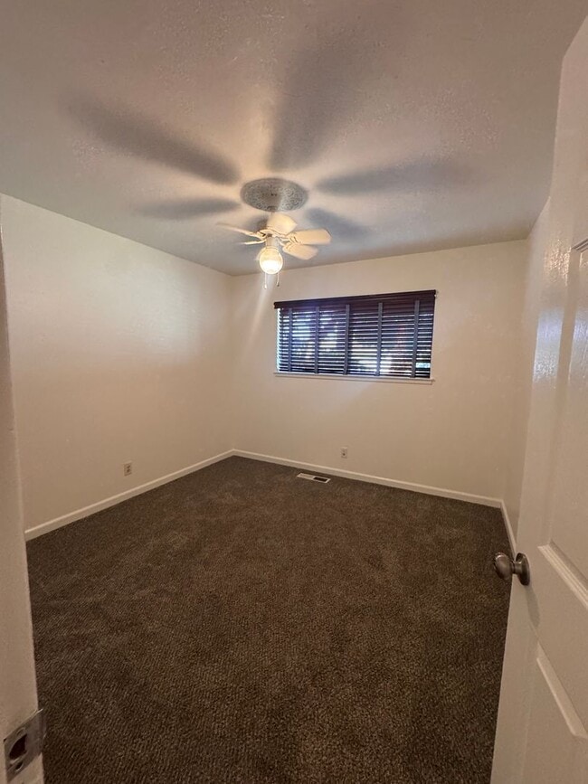 Building Photo - Spacious 3 Bedroom Fresno Home
