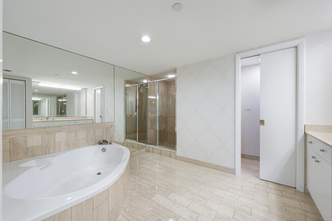 Building Photo - 525 S Flagler Dr