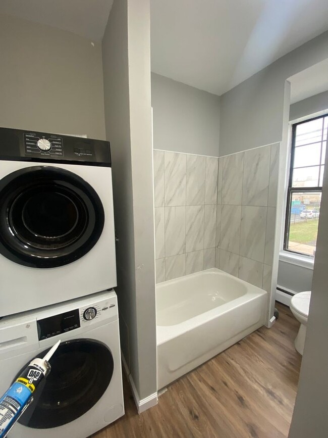 Building Photo - 1 bedroom, 1 bathroom downtown Hartford ct