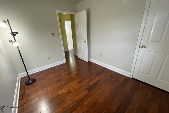 Building Photo - 534 Nicholas Ave