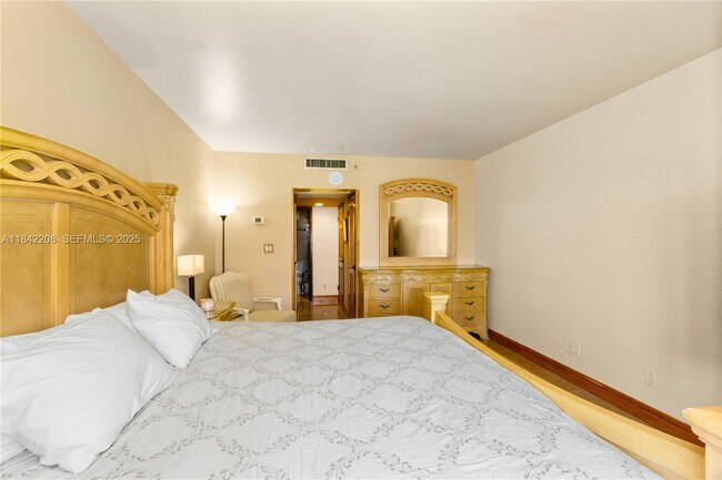 Building Photo - 100 Lincoln Rd