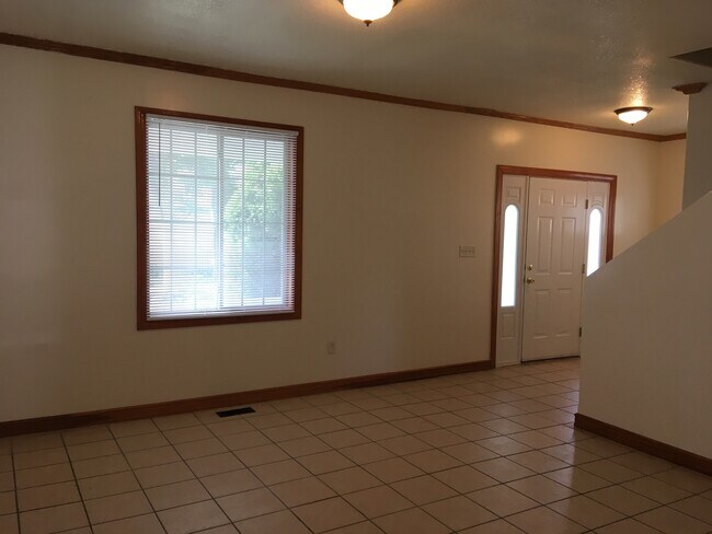 Building Photo - Section 8 Voucher Accepted / 5 BR House