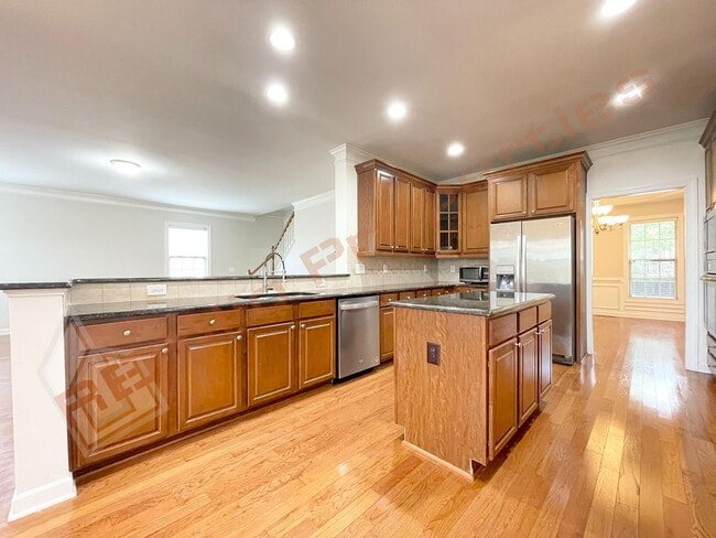 Building Photo - Lovely 5 Bedroom 4 Bathroom Single Family ...