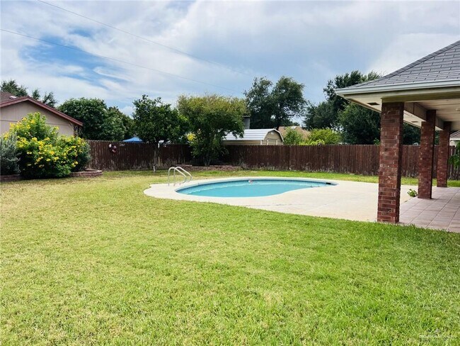 Building Photo - 1612 Merlin Dr