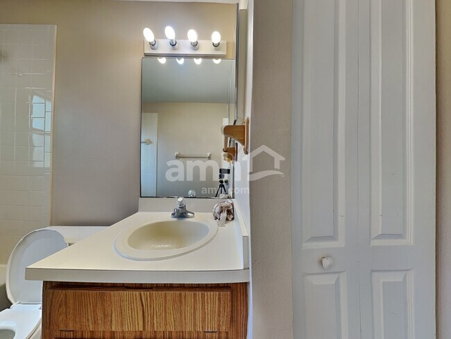 Building Photo - 837 Greenbelt Cir