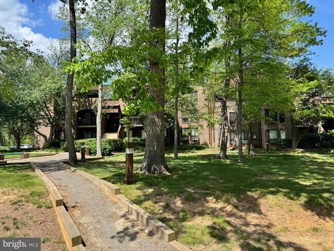 Building Photo - 11200 Chestnut Grove Square