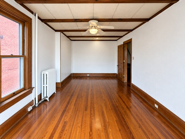 Building Photo - 827 E Prospect St