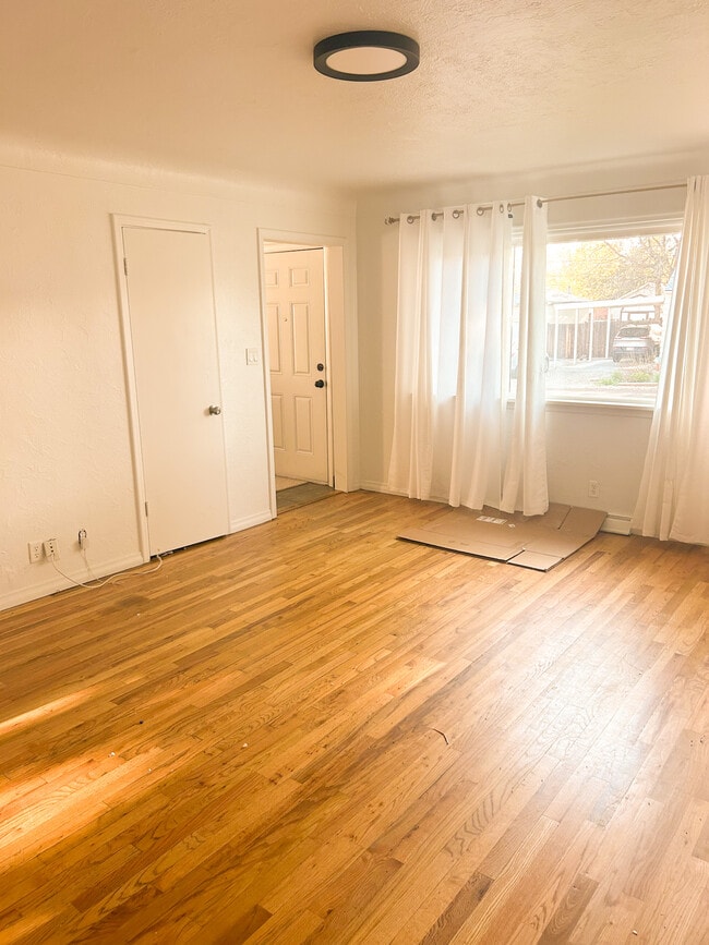 Building Photo - 1721 S Shoshone St