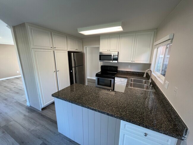 Building Photo - 17131 W Bernardo Dr