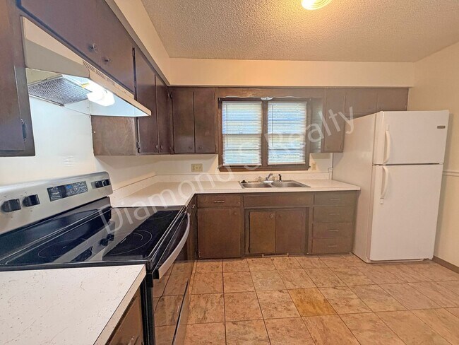 Building Photo - Charming 3 Bedroom Unit Available!