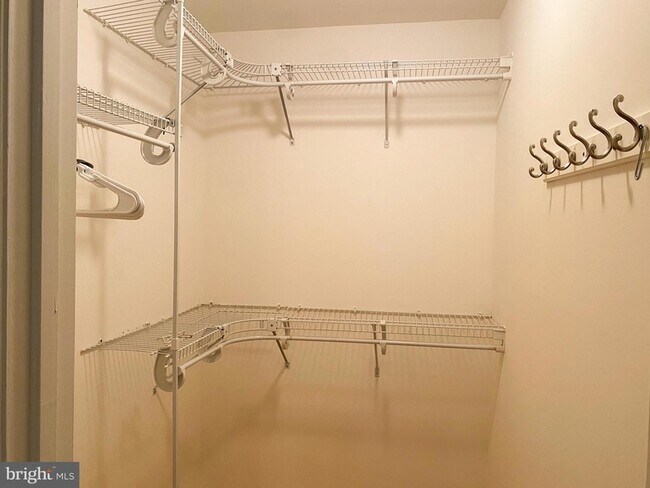 Building Photo - 122 W Bay View Dr