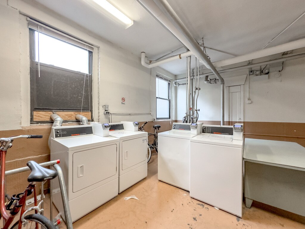 Building Photo - 4752 N Paulina St