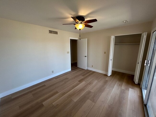 Building Photo - 985 E Campina Ln