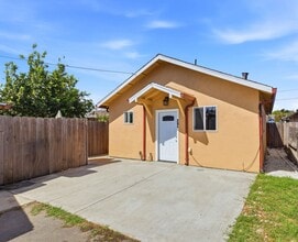 Building Photo - Adorable 2BR Property with Yard
