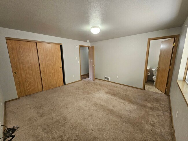 Building Photo - Nice Country Home with Mountain Views