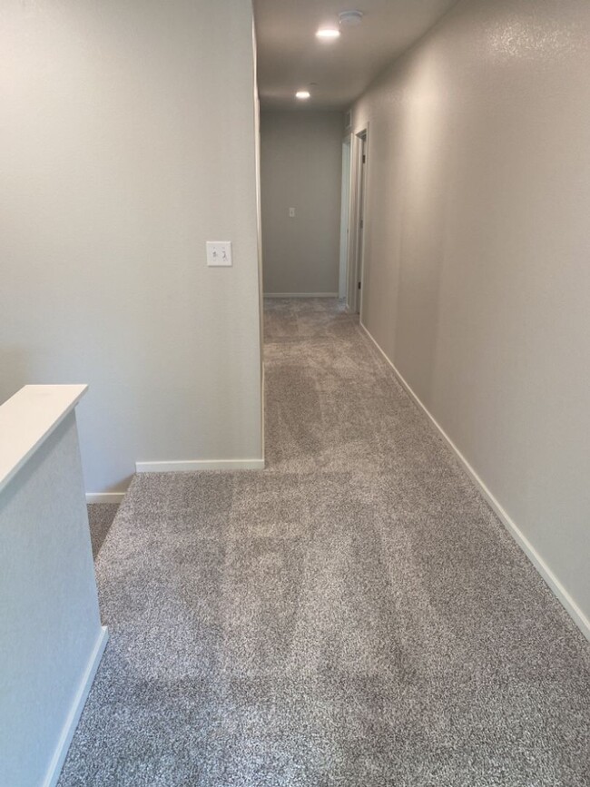 Building Photo - Beautiful 3 Bed/2.5 Bath Townhome with Att...