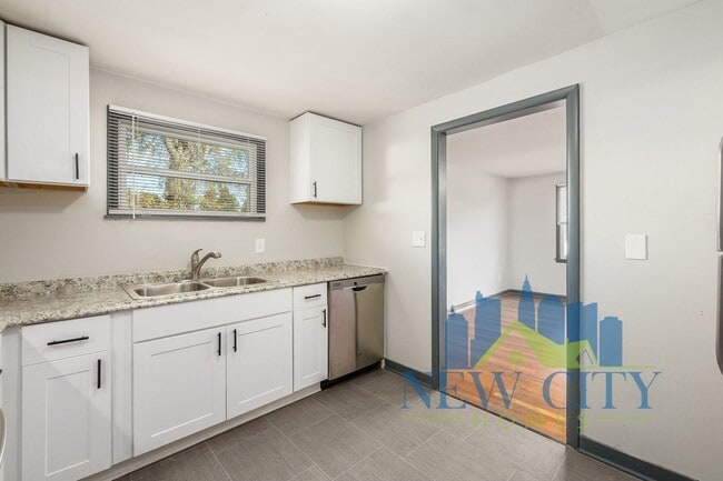 Building Photo - WAIVED APPLICATION FEE THRU! Single Family...