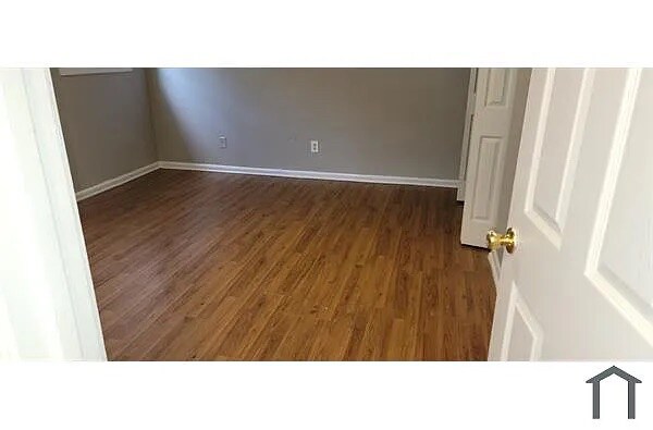 Building Photo - Room in Duplex on Glenwoods Dr