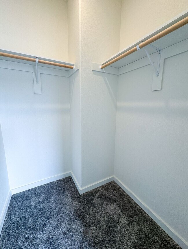 Building Photo - BRAND NEW Pet Friendly 1 bed/ 1 bath apart...