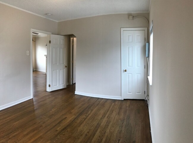 Building Photo - Adorable Upstairs Back Unit Duplex