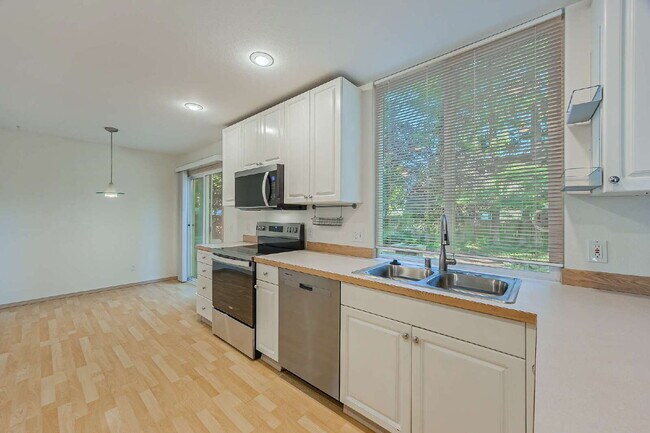 Building Photo - **NO SHOWINGS AT THIS TIME. WE HAVE A PEND...