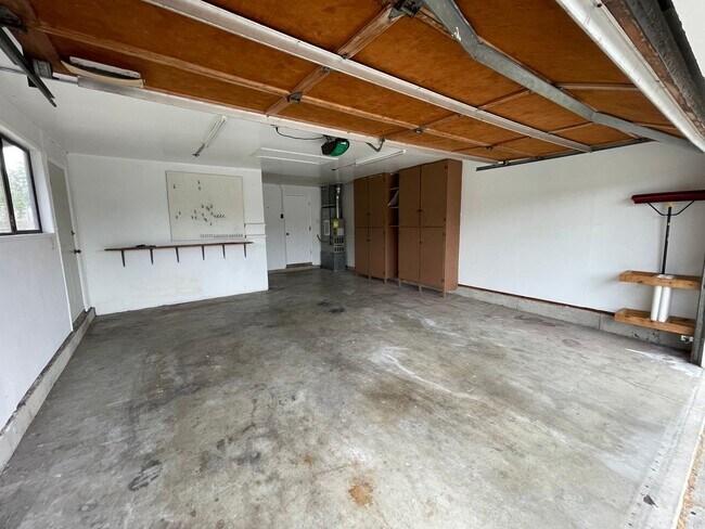Building Photo - Convenient 3-Bedroom Home Near NAS Whidbey Island with Garage Parking