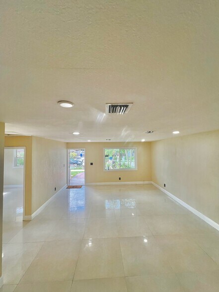 Building Photo - 7021 SW 19th Mnr