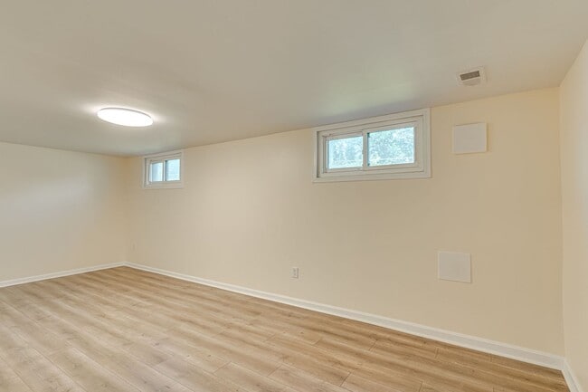 Building Photo - Charming 3+ BR single family home availabl...